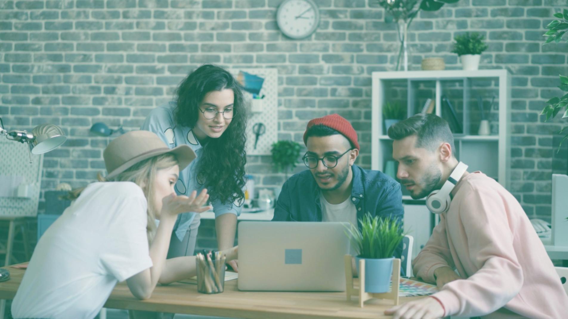 Team von Emaroexainexo bei der Entwicklung neuer Kursinhalte